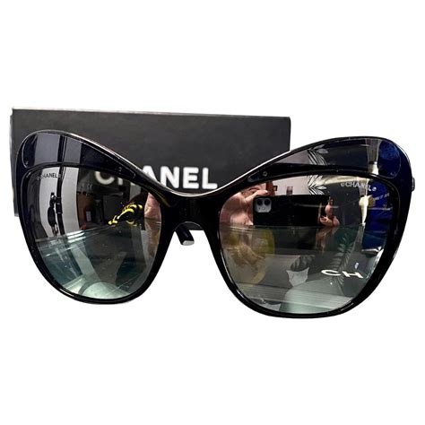 Lunettes de soleil noires Papillon Chanel .